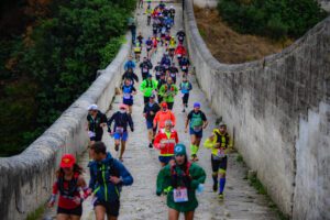 Passaggio dei partecipanti al TCQ sul ponte acquedotto romano al km 1,5