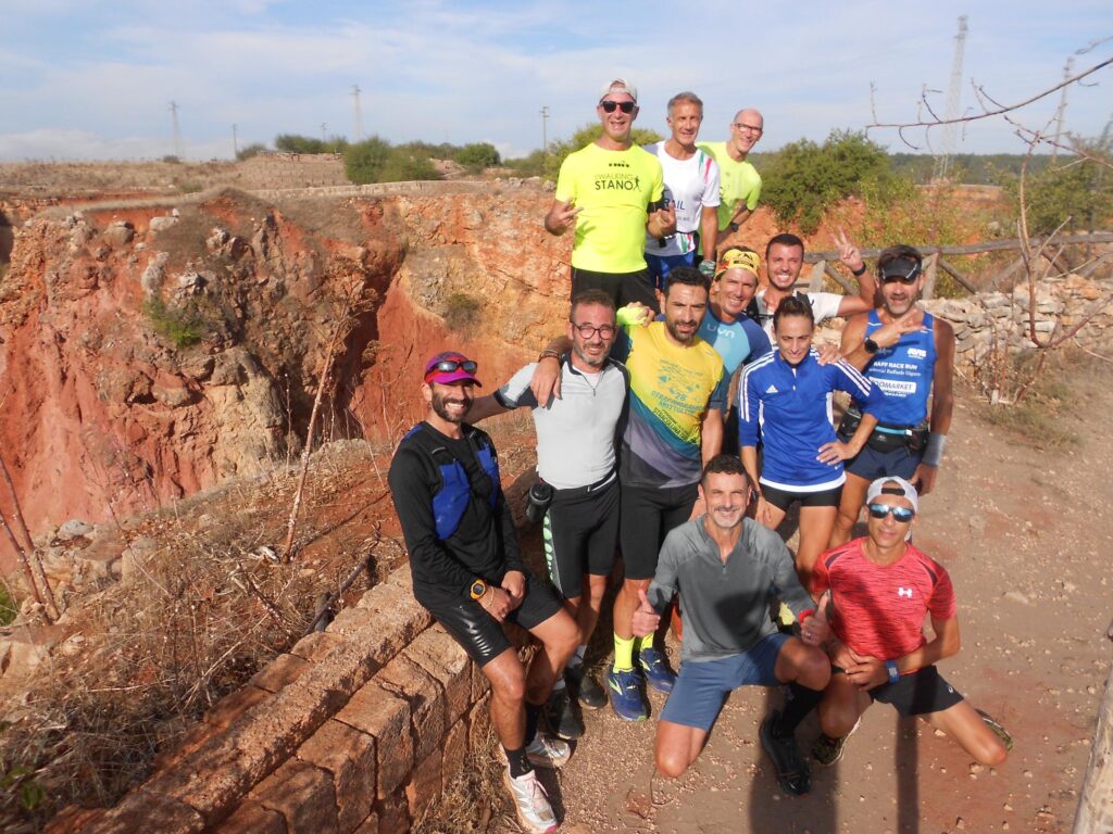 Atleti che fanno foto alle cave di Bauxite di Spinazzola